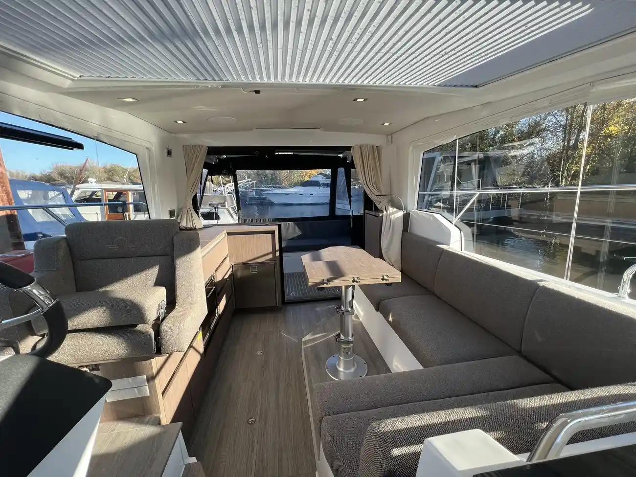 2022 Sealine C335 image 22