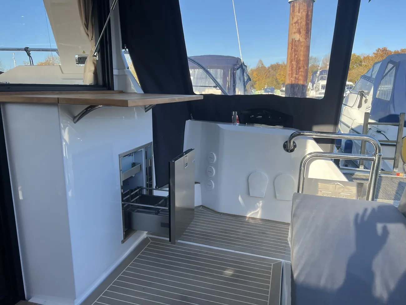 2022 Sealine C335 image 23