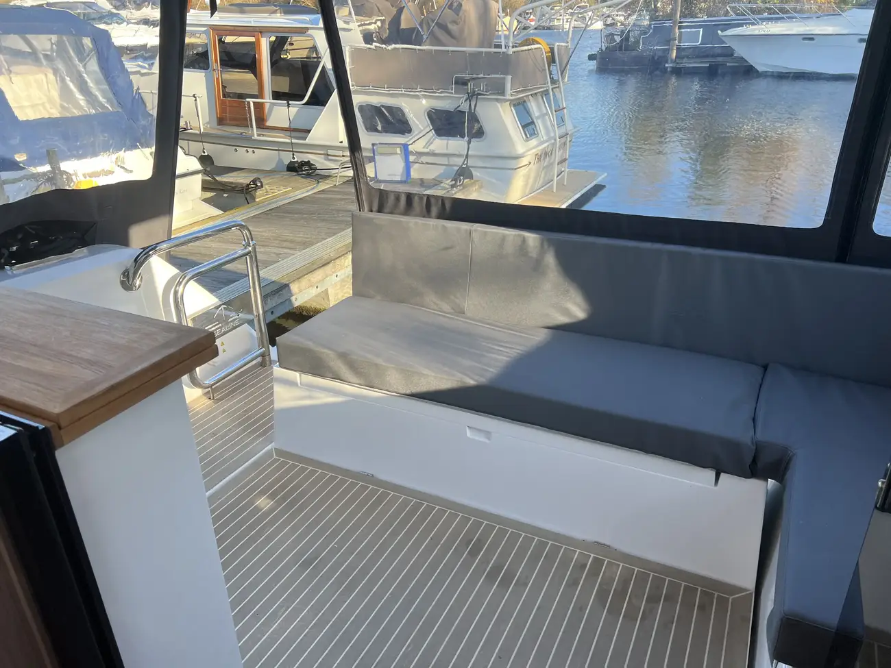2022 Sealine C335 image 2