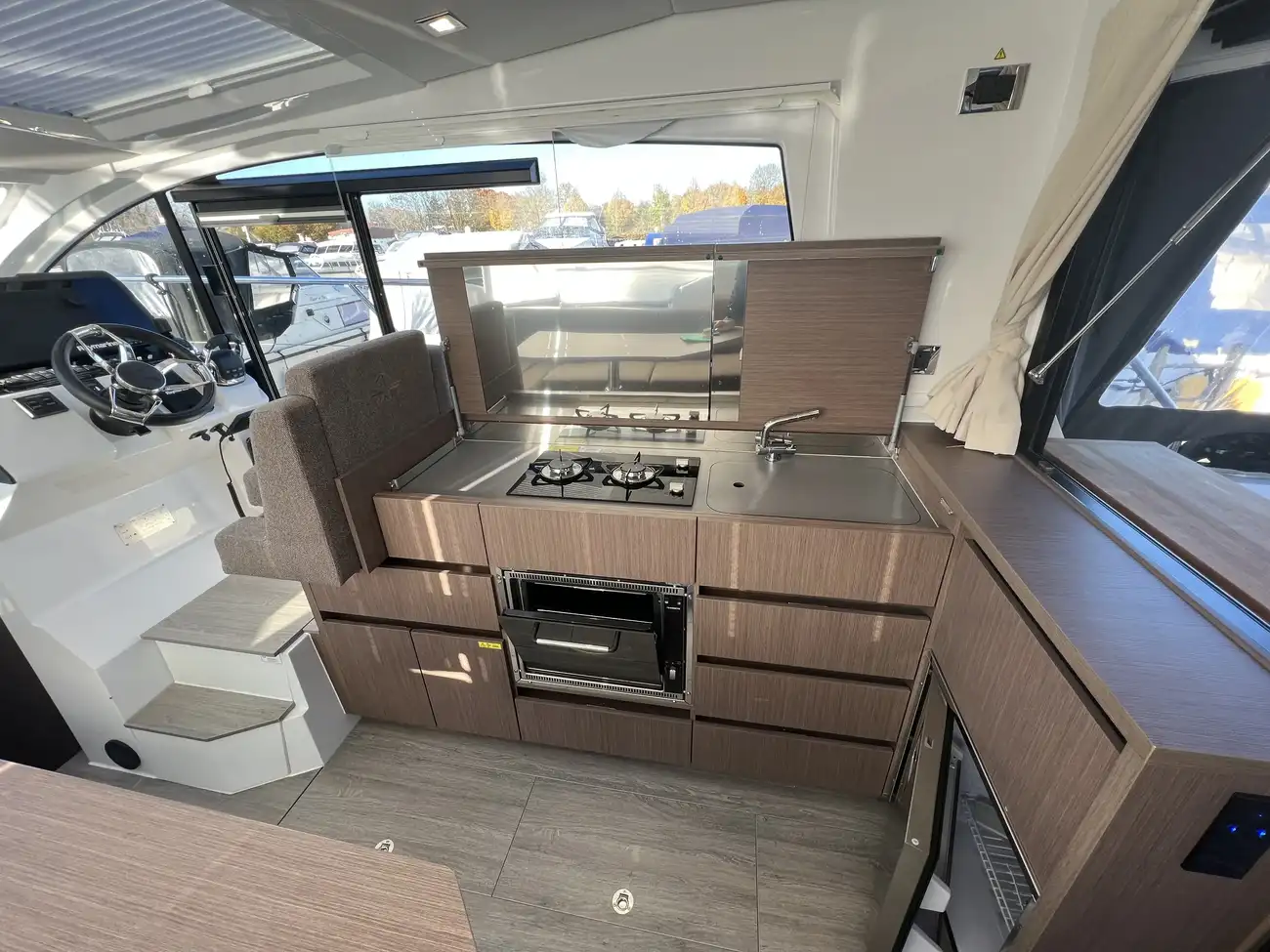 2022 Sealine C335 image 7