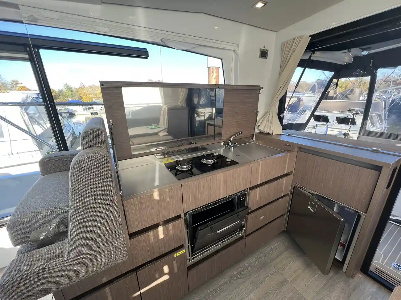 2022 Sealine C335 image 8