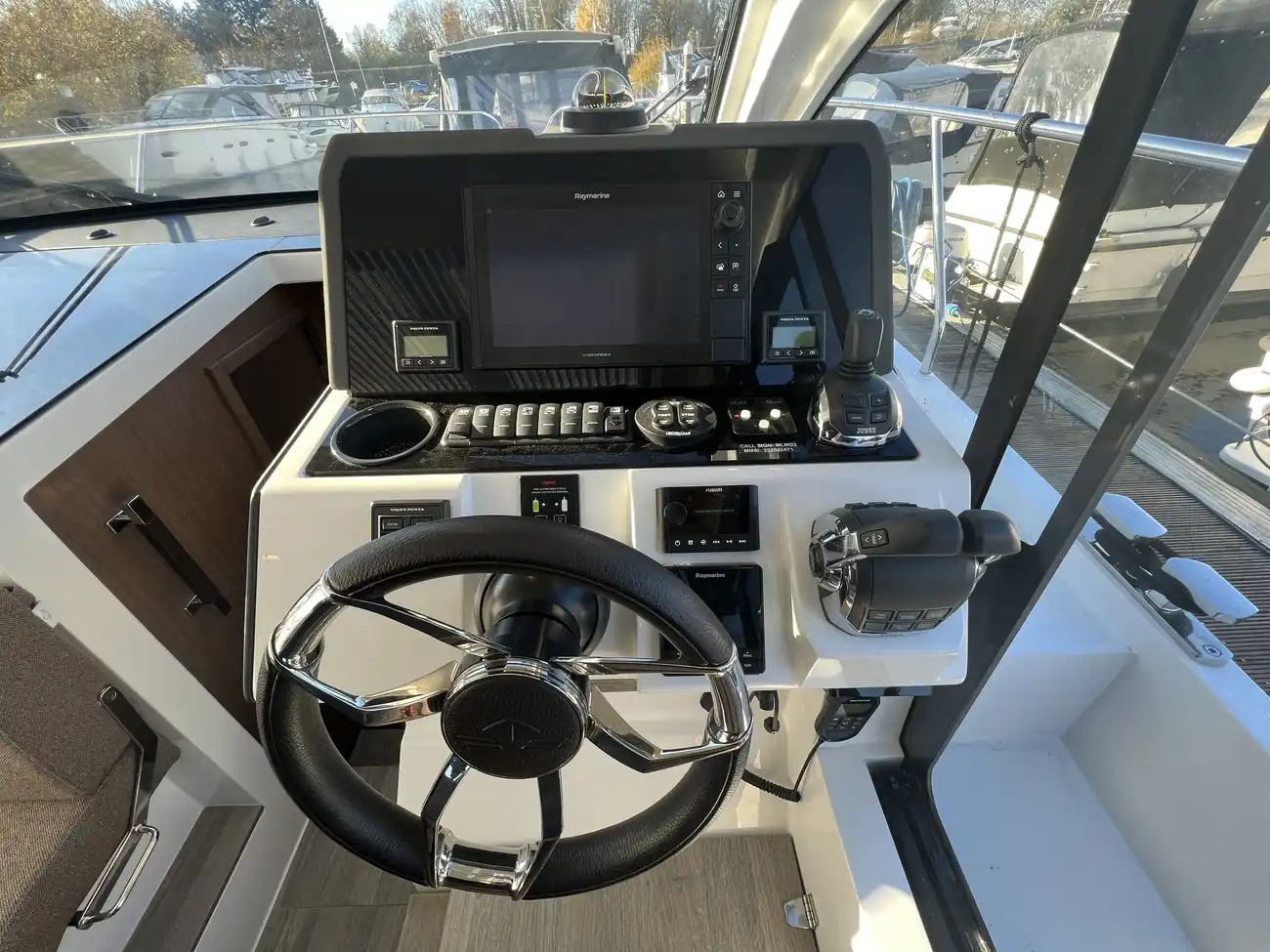 2022 Sealine C335 image 9