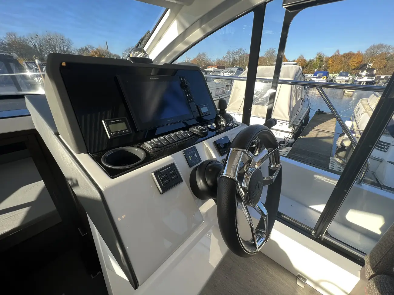 2022 Sealine C335 image 10