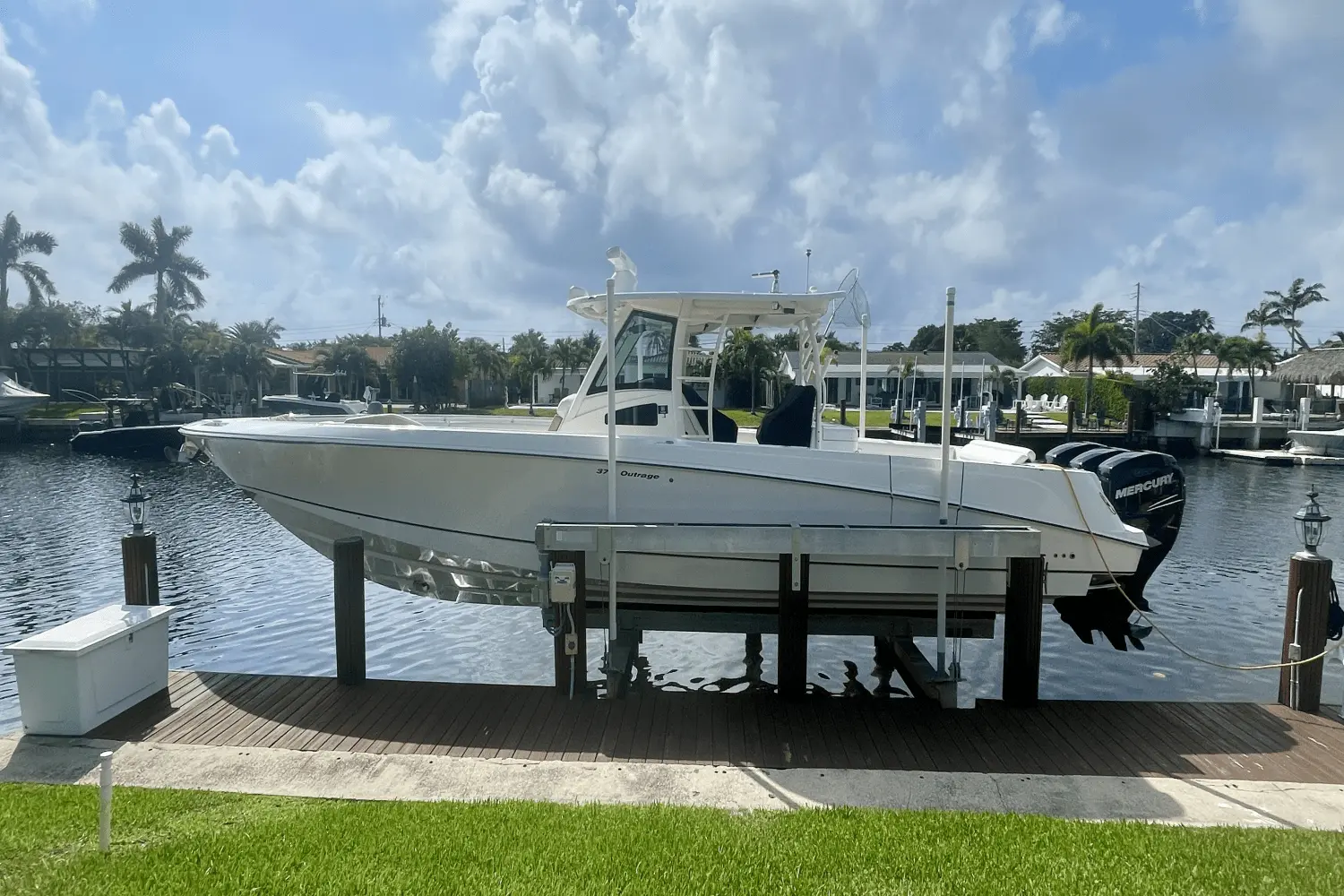 Boston Whaler 370 OUTRAGE
