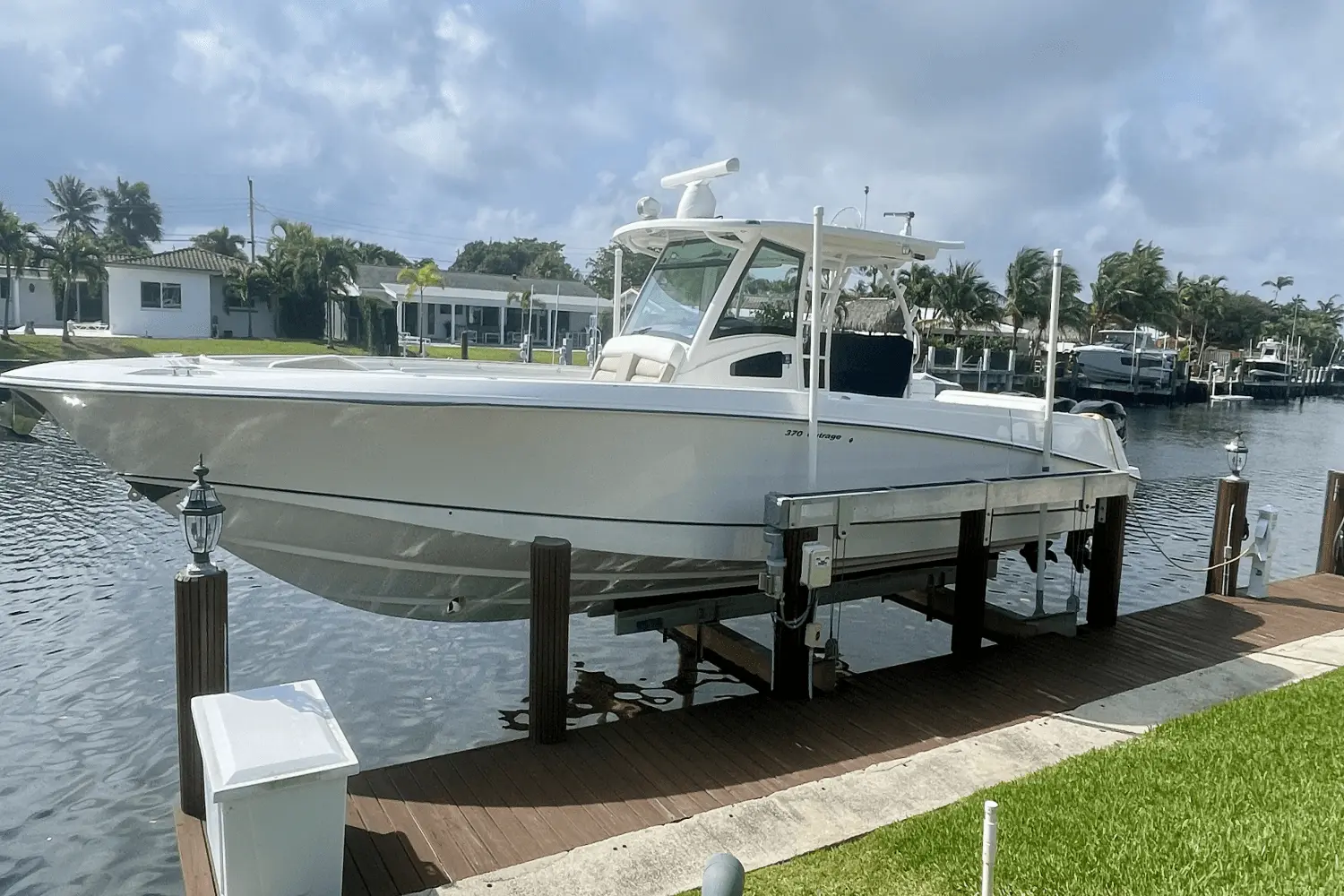 Boston Whaler 370 OUTRAGE