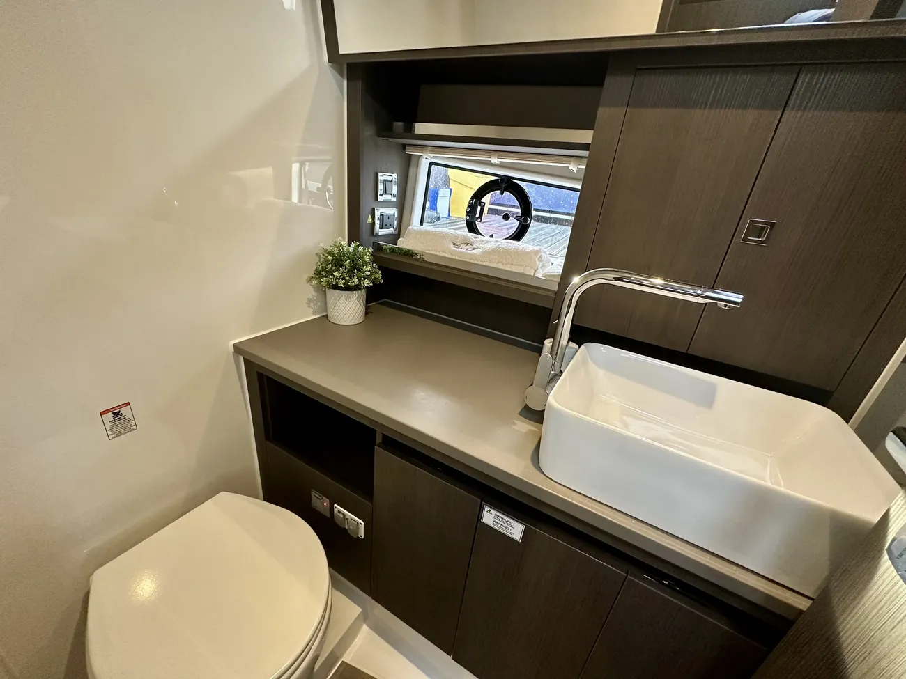 2025 Sealine S335 image 28