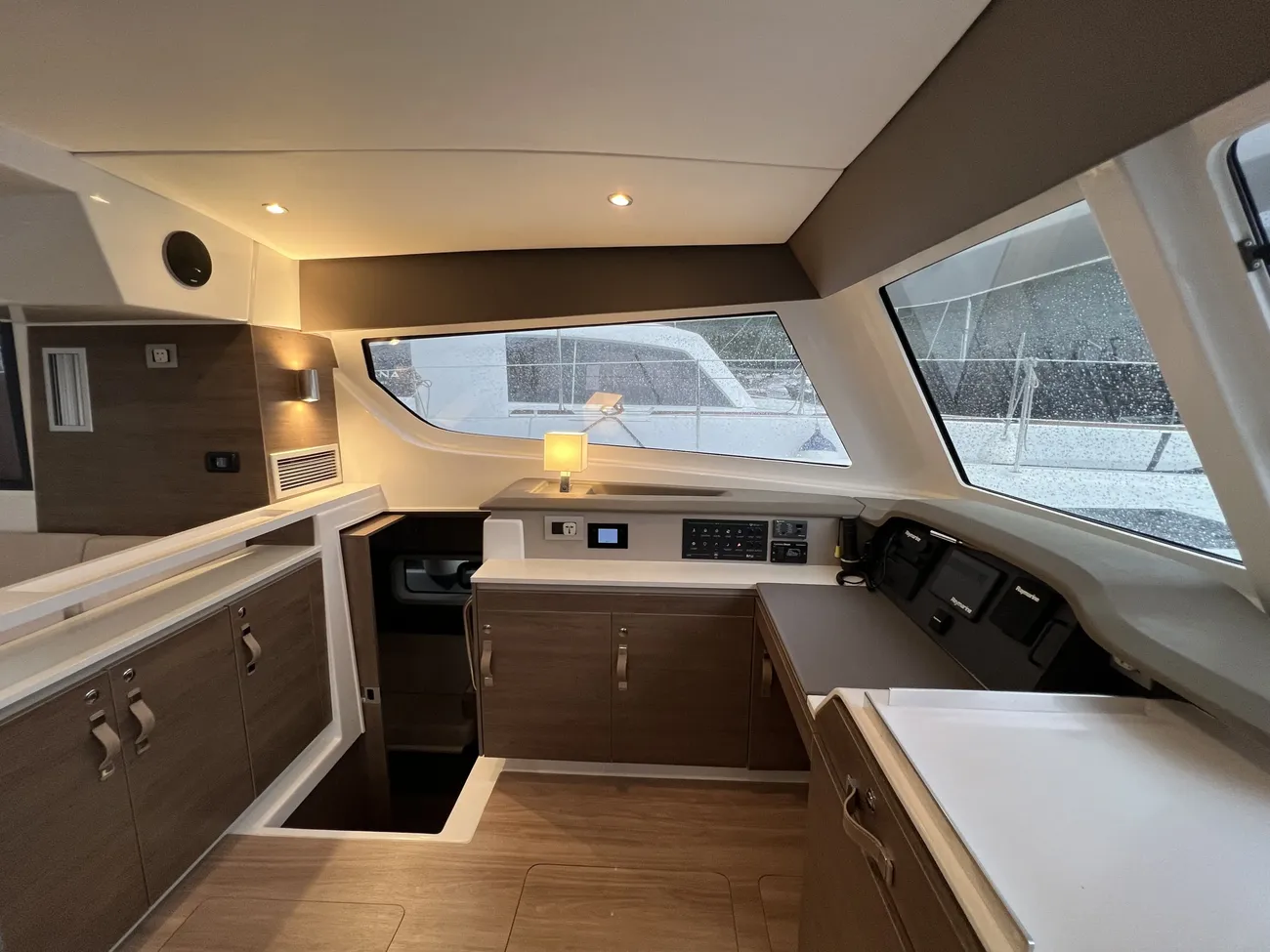https://www.rightboat.com/boat_images/image_29203126/compressed_e26b34e03fdd4cd285c0c7068f211f9d582abcf3b8ae4d7996fe3b24f1b7a0bd.webp photo 11