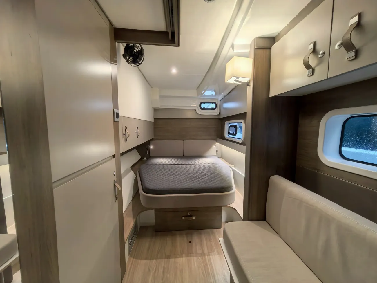 https://www.rightboat.com/boat_images/image_29203128/compressed_bdb9c640d25b4a84ae58fc0b67cdff45edb6e216c56a4b1f9084a1a388705c34.webp photo 16
