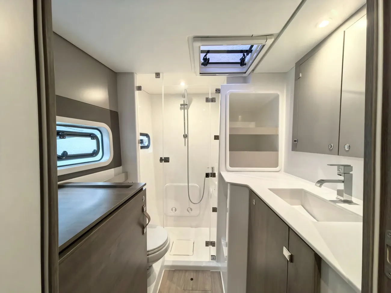 https://www.rightboat.com/boat_images/image_29203134/compressed_a40ce355e6ef472e8e9cb248f70553028b67babe8dac4b2ca8c68eaa48cb125e.webp photo 18