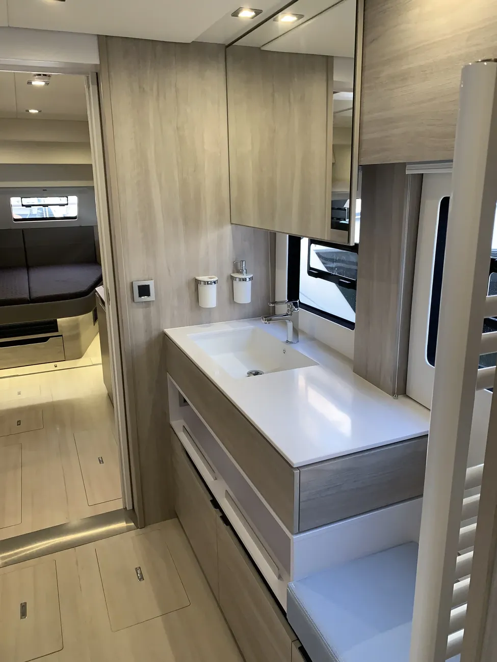 https://www.rightboat.com/boat_images/image_29203155/compressed_8f40871f4c8b43e19f811a36e495e00225ae5f4cee33433ba67316f65cdb5c1d.webp photo 25
