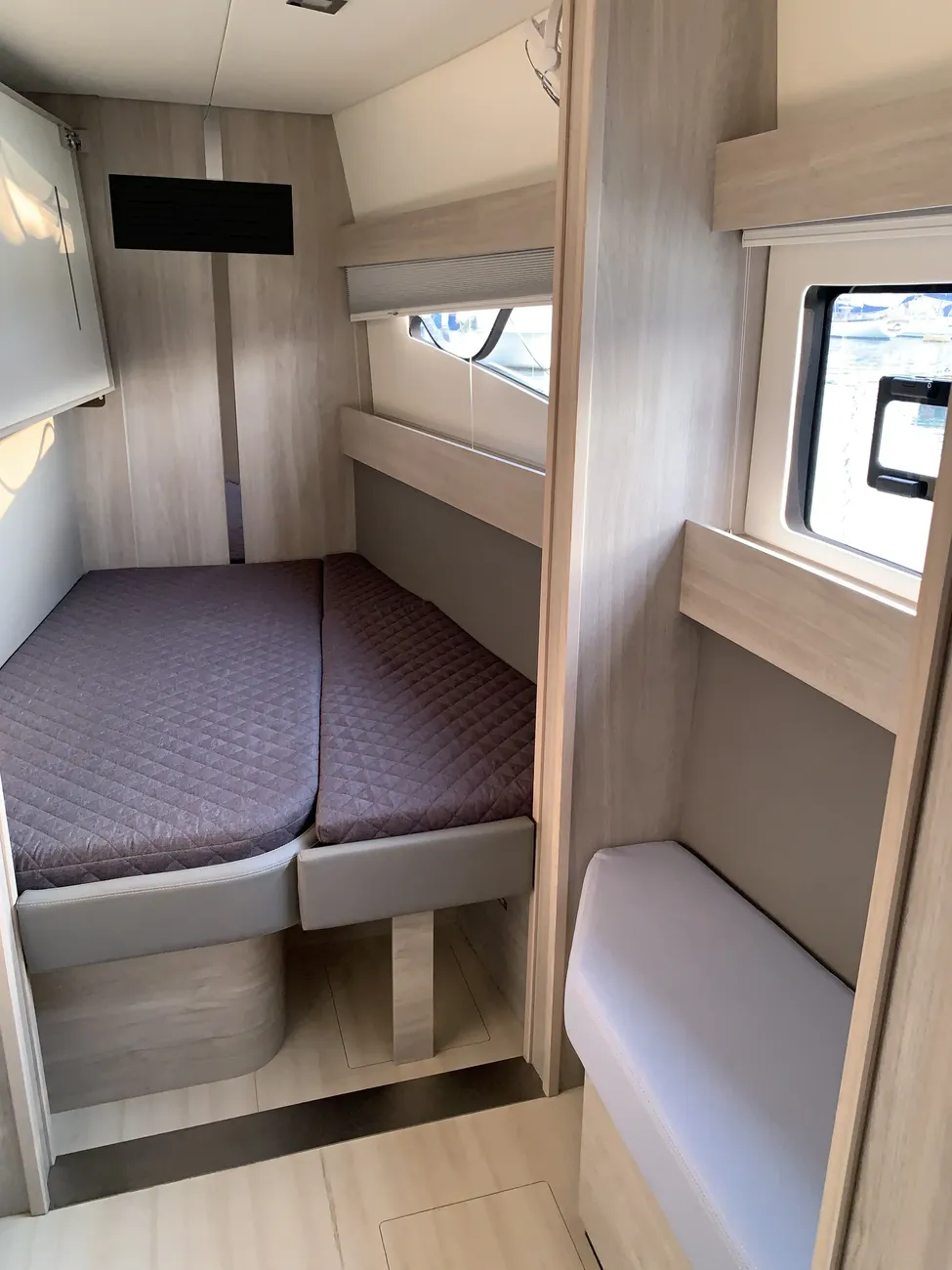 https://www.rightboat.com/boat_images/image_29203156/compressed_0ab4d1cdeacb4f6b90f0bfd9b8af4e15d032f73cfa14438d9d9473430cc69c96.webp photo 33