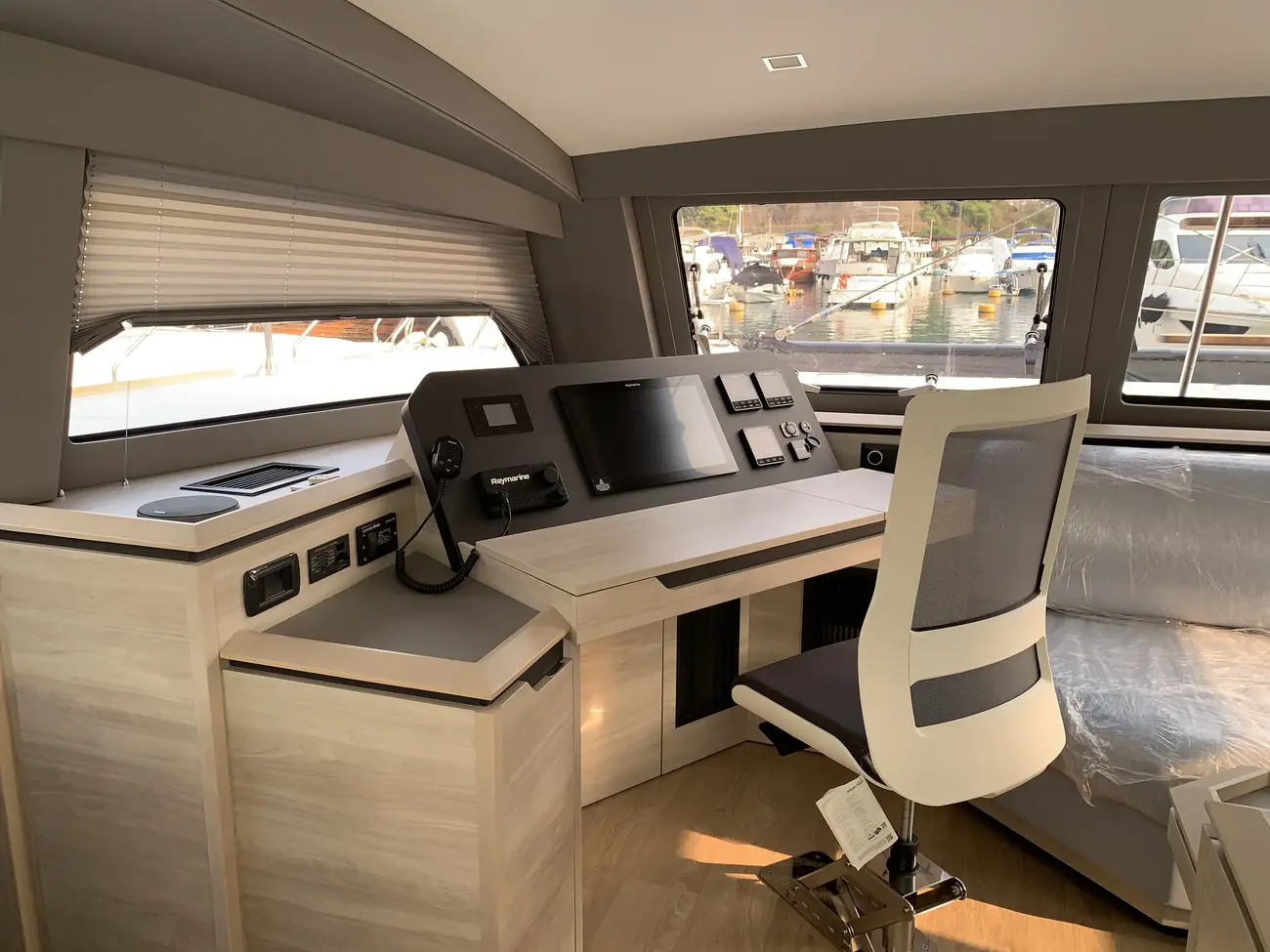 https://www.rightboat.com/boat_images/image_29203160/compressed_27fe05ae7aef436b9ae4533867ab9a6de26b1040334942dfa35aafbedb60bfcb.webp photo 16
