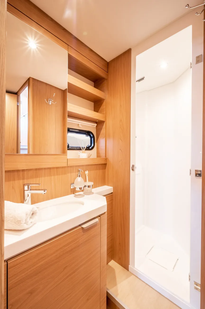 https://www.rightboat.com/boat_images/image_29204348/compressed_7c2d6225b3d24e2abafa285ff684dc553f735dd6cdd34debbdc7aad5b6cecfb5.webp photo 30
