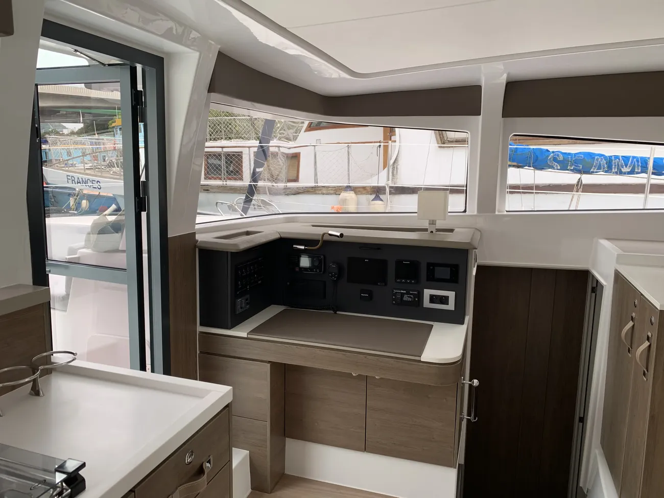 https://www.rightboat.com/boat_images/image_29207137/compressed_6b911bb79d4b4b9e805932a89c2e0aa6e41a5a853c5541a2bdc4d24dfc9b614b.webp photo 25