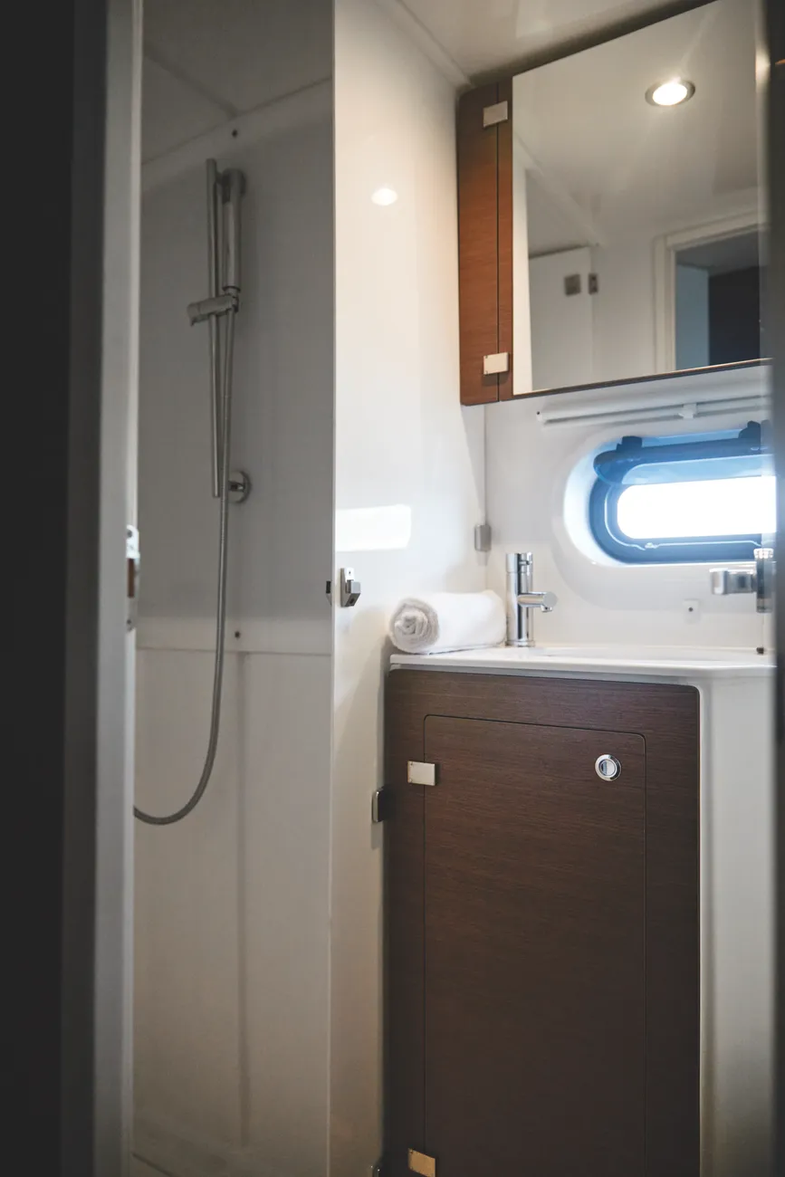 https://www.rightboat.com/boat_images/image_29207152/compressed_7cca1c2d006b4af9a79df327f4f181ab404314b6224944408af2f3b04c869d02.webp photo 32