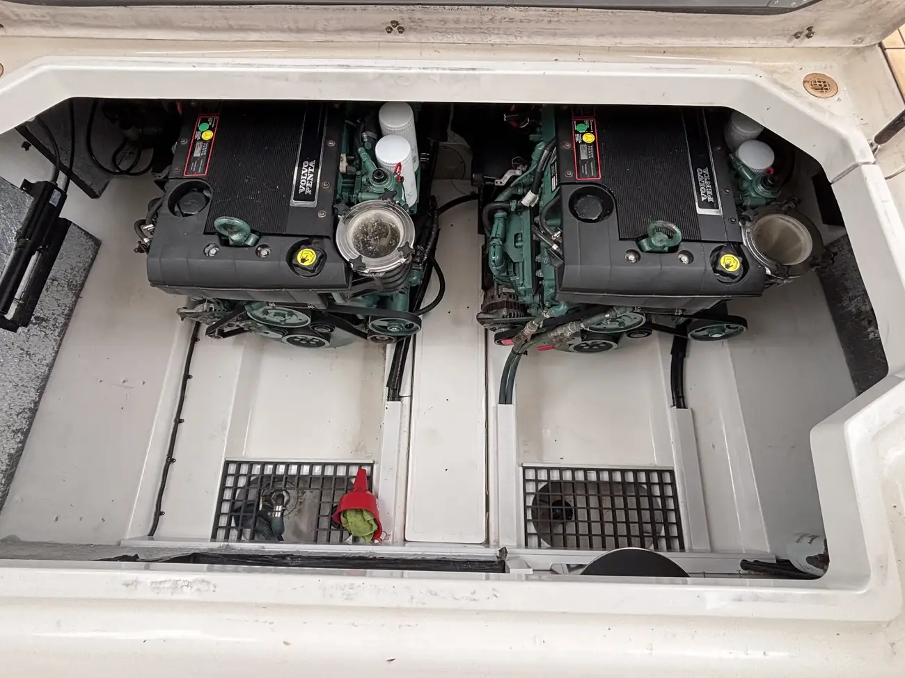2004 Sealine F34 image 10