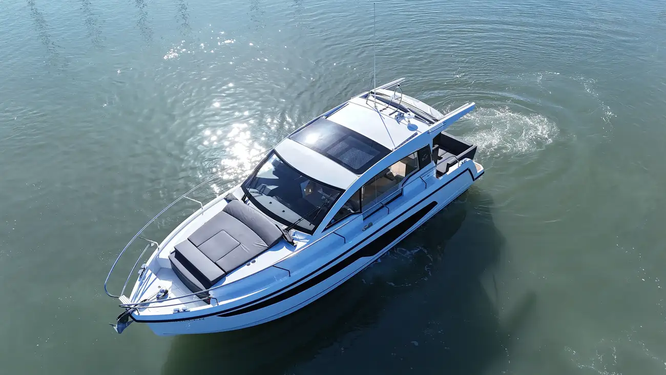 2023 Sealine C335 image 11