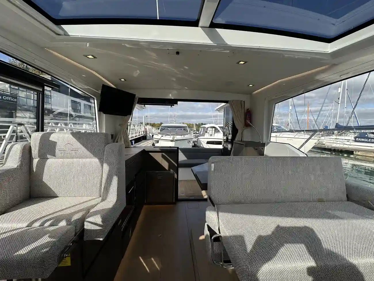 2023 Sealine C335 image 24