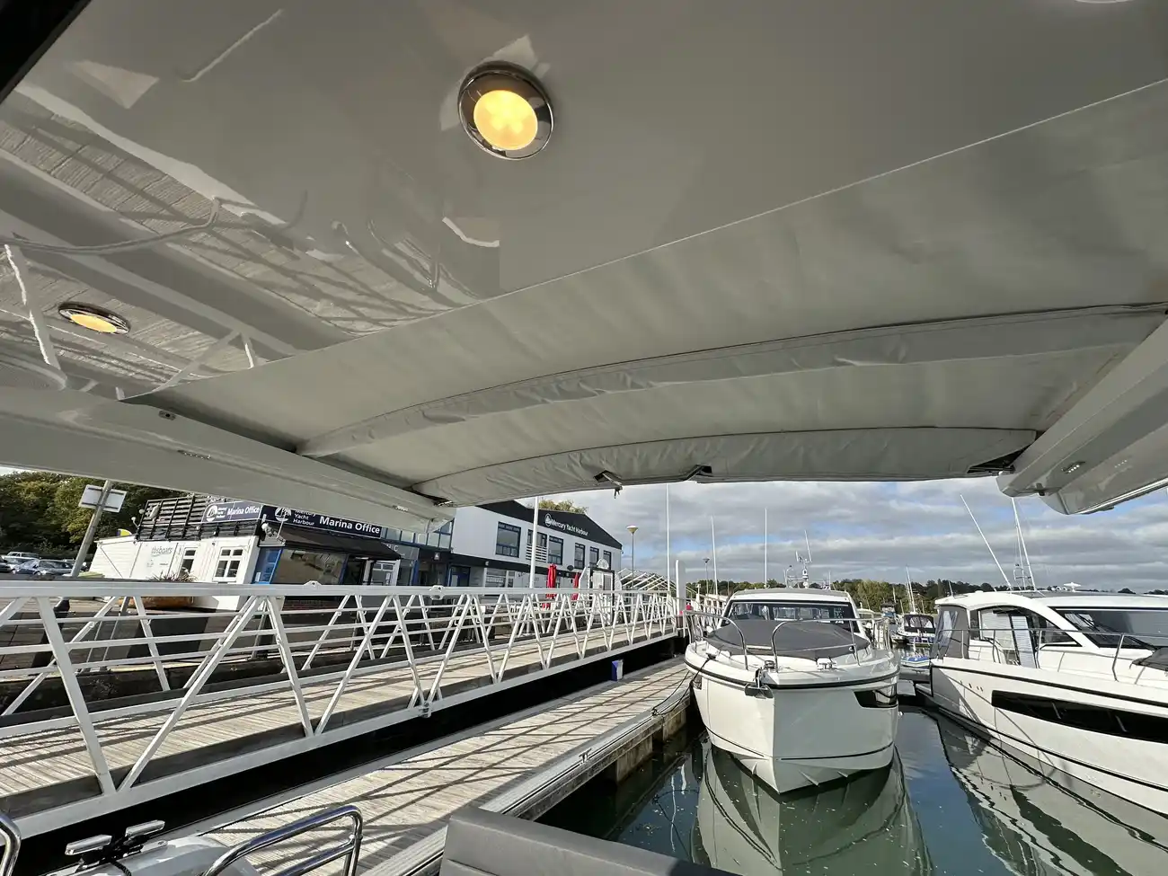 2023 Sealine C335 image 19