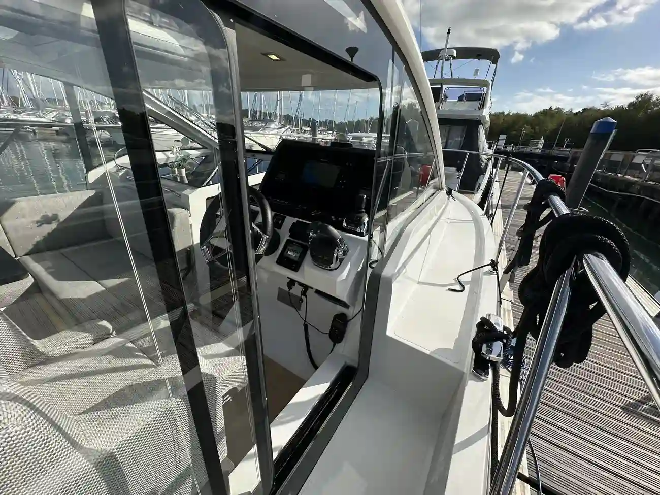 2023 Sealine C335 image 15