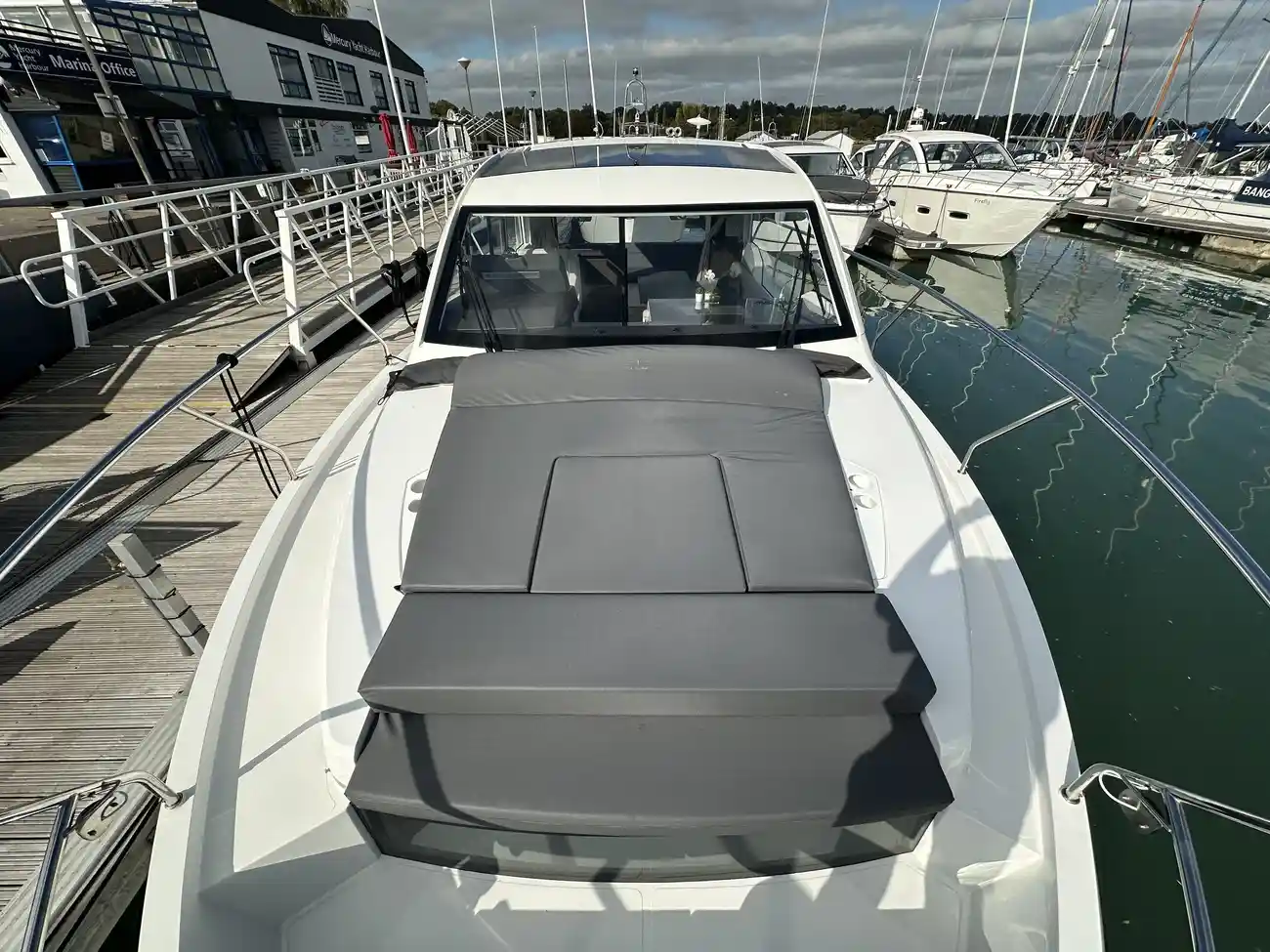 2023 Sealine C335 image 14