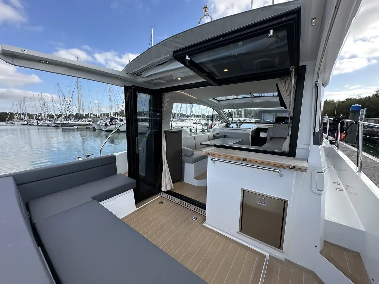 2023 Sealine C335 image 18