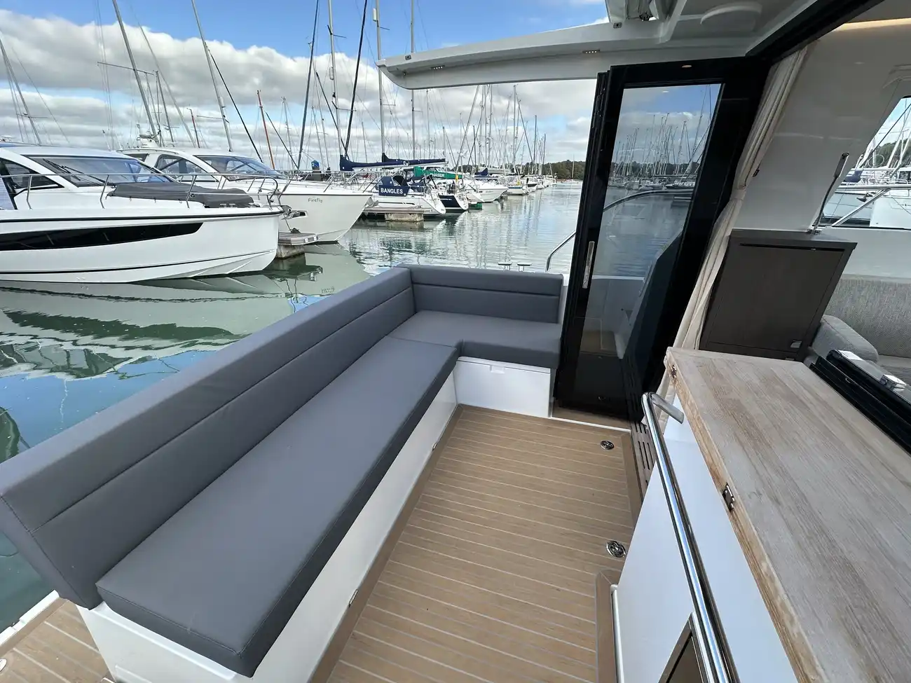 2023 Sealine C335 image 17