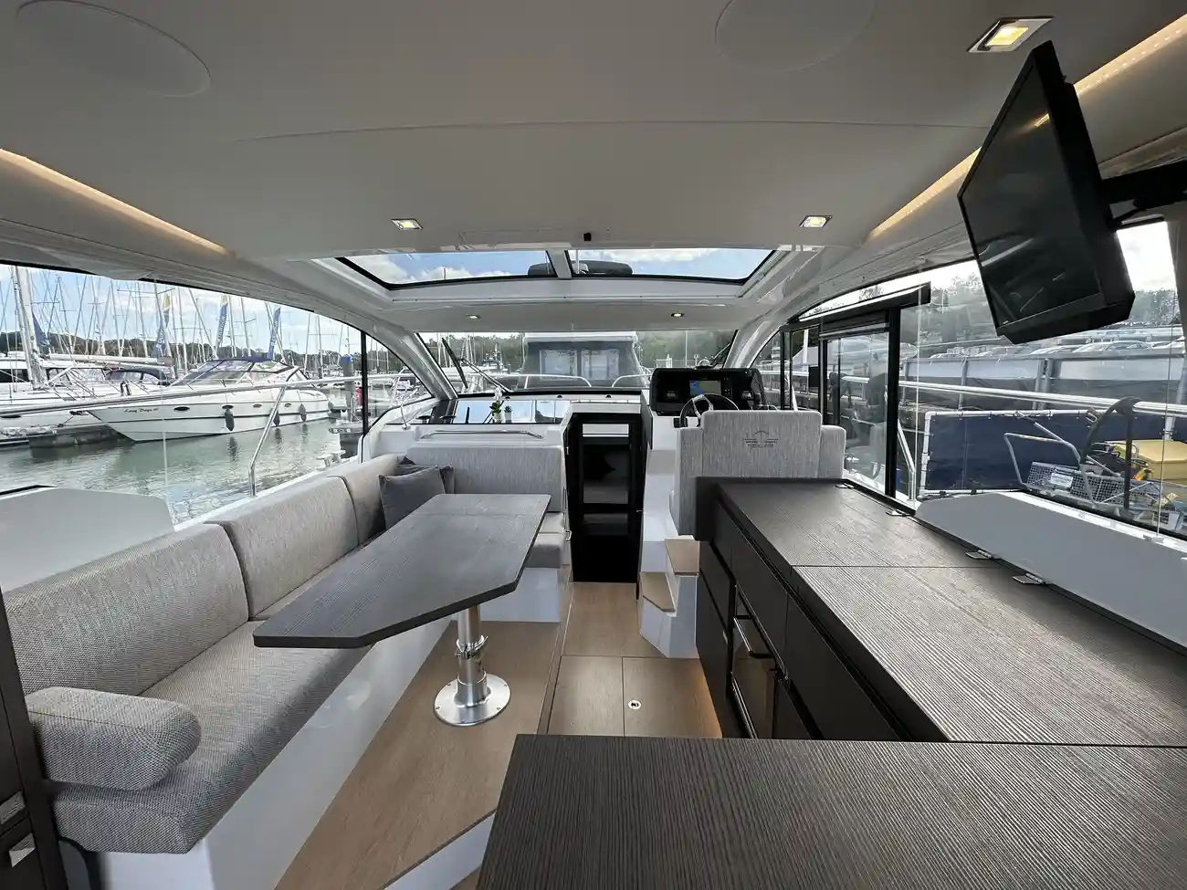 2023 Sealine C335 image 20