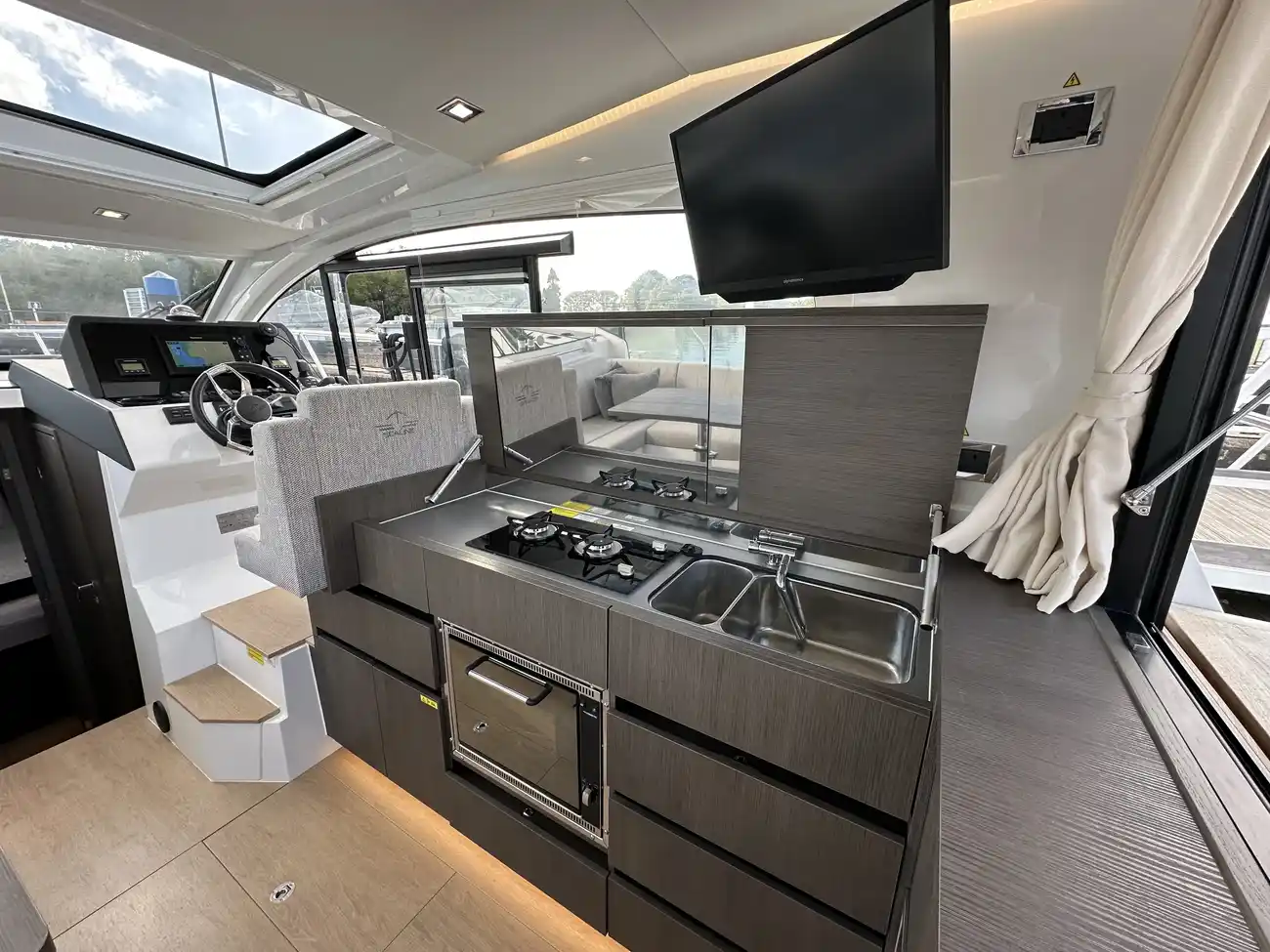 2023 Sealine C335 image 22