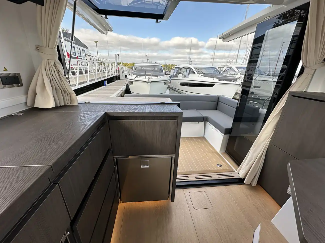 2023 Sealine C335 image 21