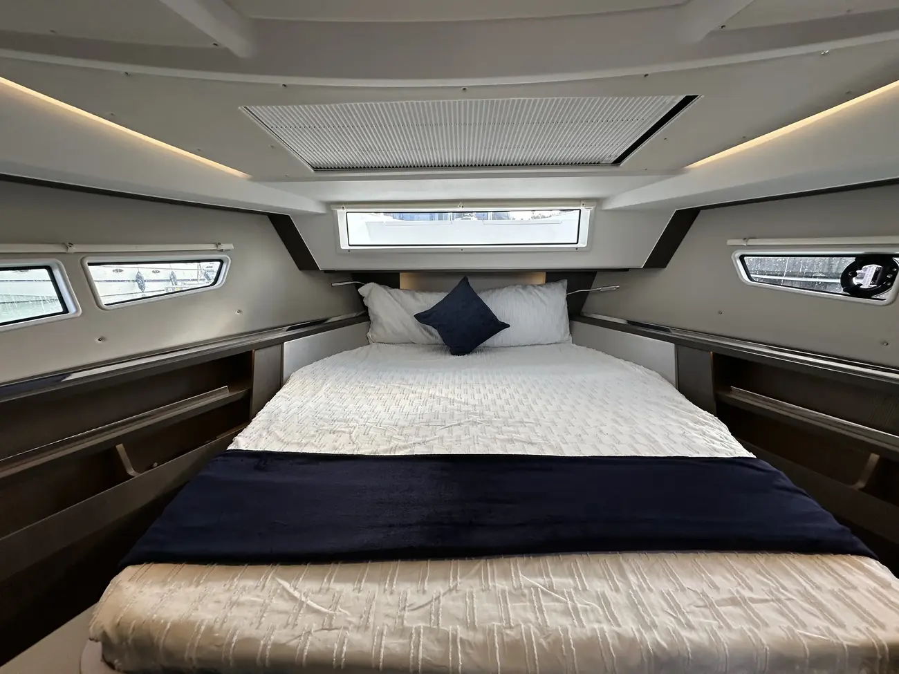 2023 Sealine C335 image 3