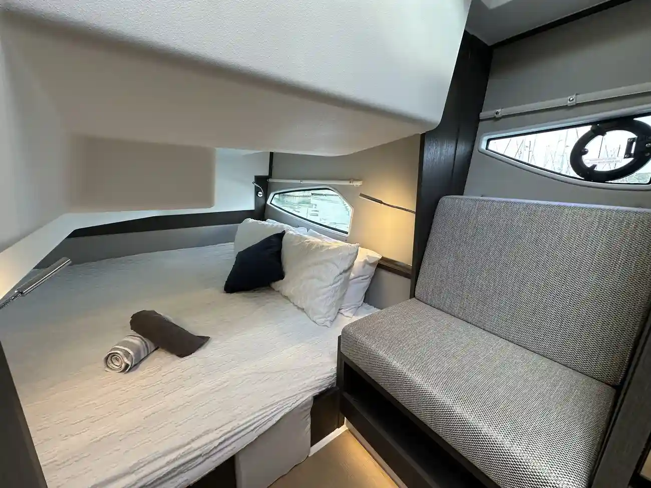 2023 Sealine C335 image 7