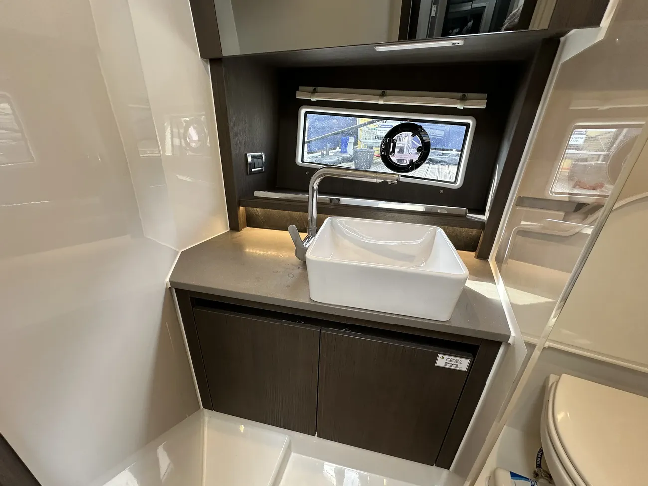 2023 Sealine C335 image 9