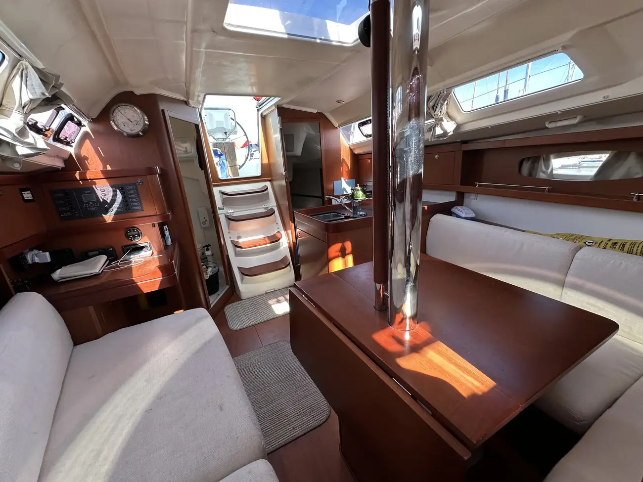 2013 Beneteau Oceanis 31 image 24