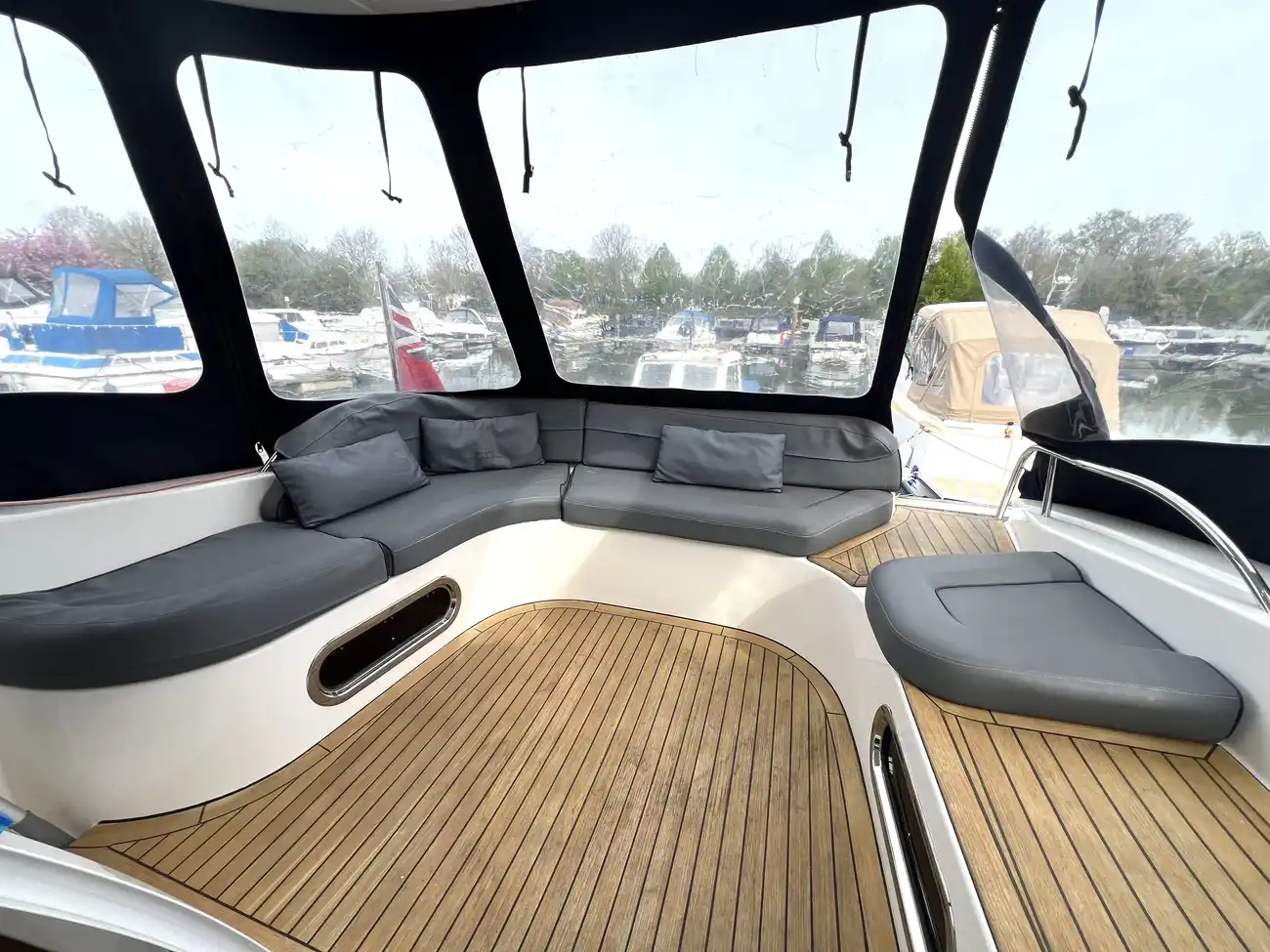 2004 Sealine F43 image 17