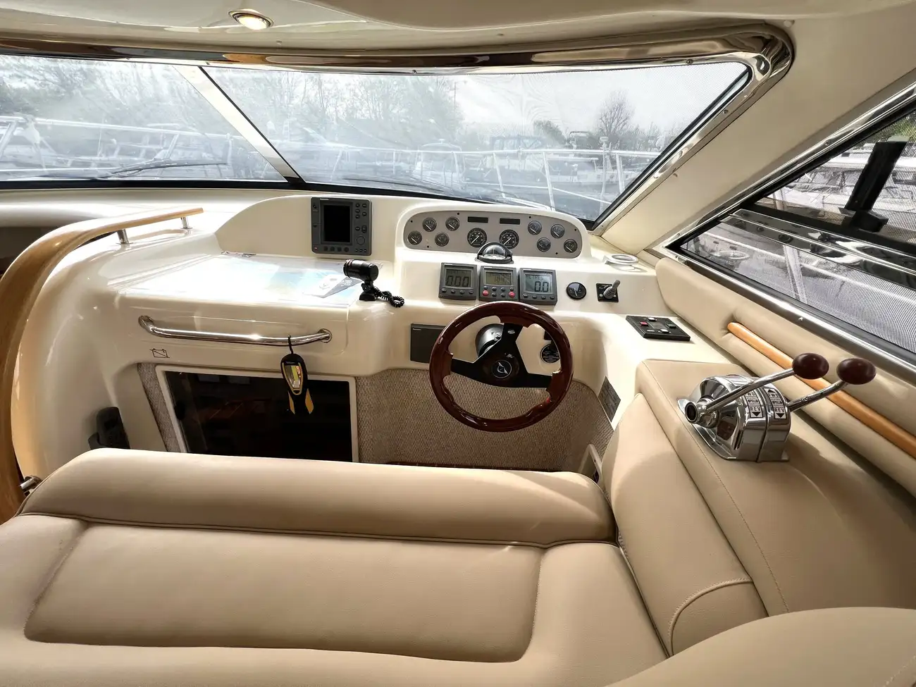 2004 Sealine F43 image 2