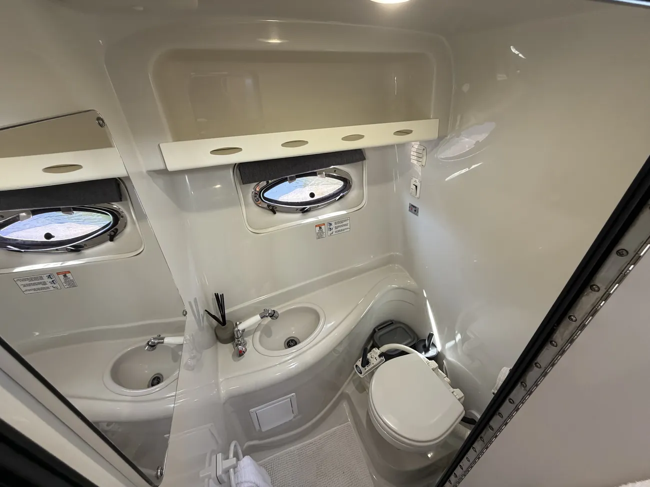 2005 Crownline 270 CR image 2