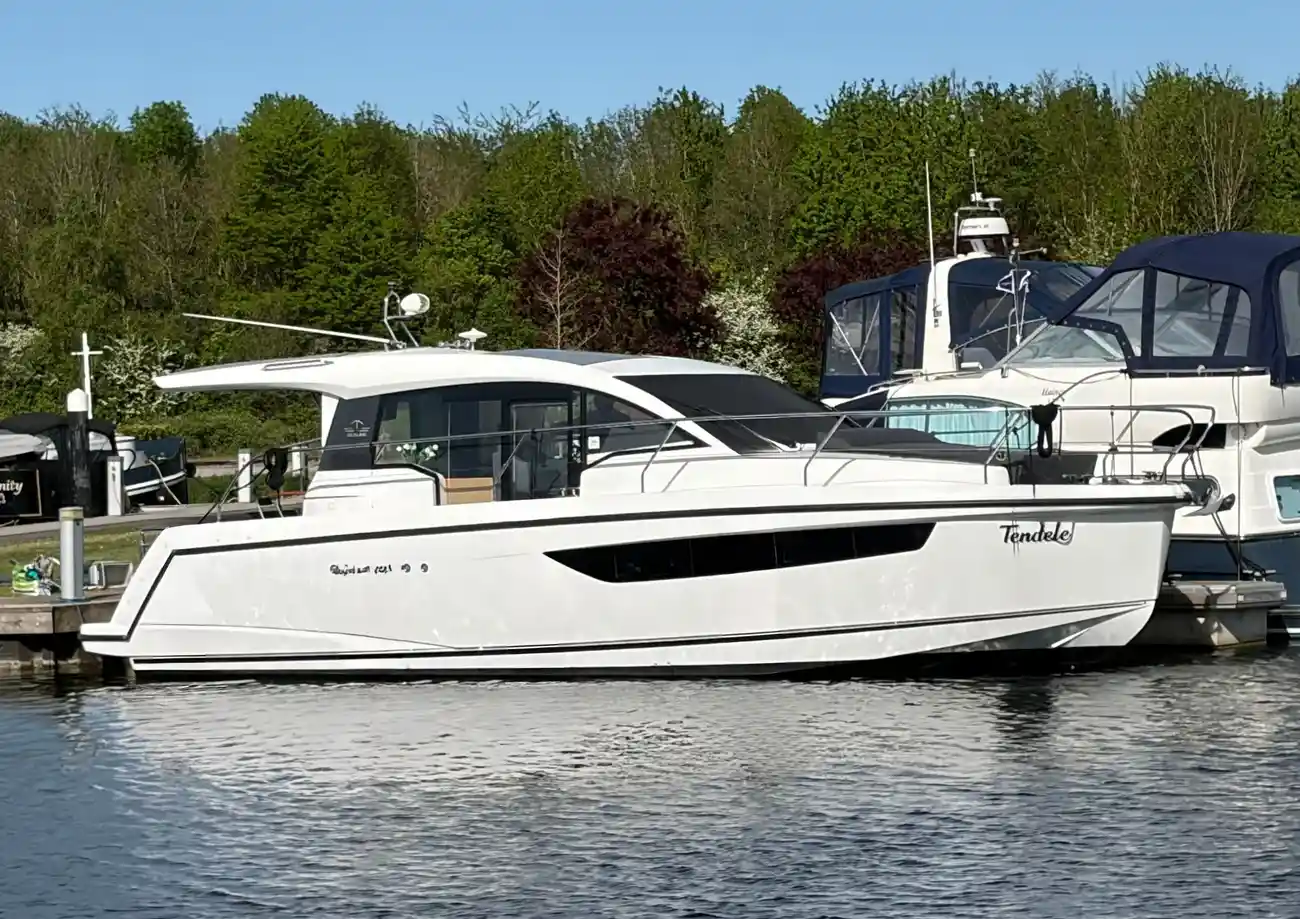 2017 Sealine C330