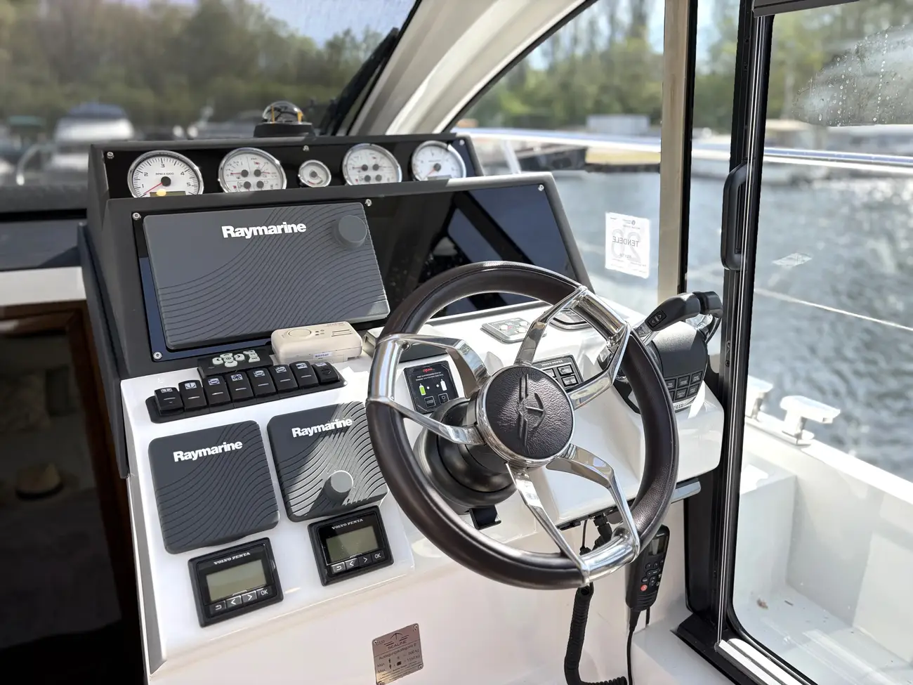 2017 Sealine C330 image 21