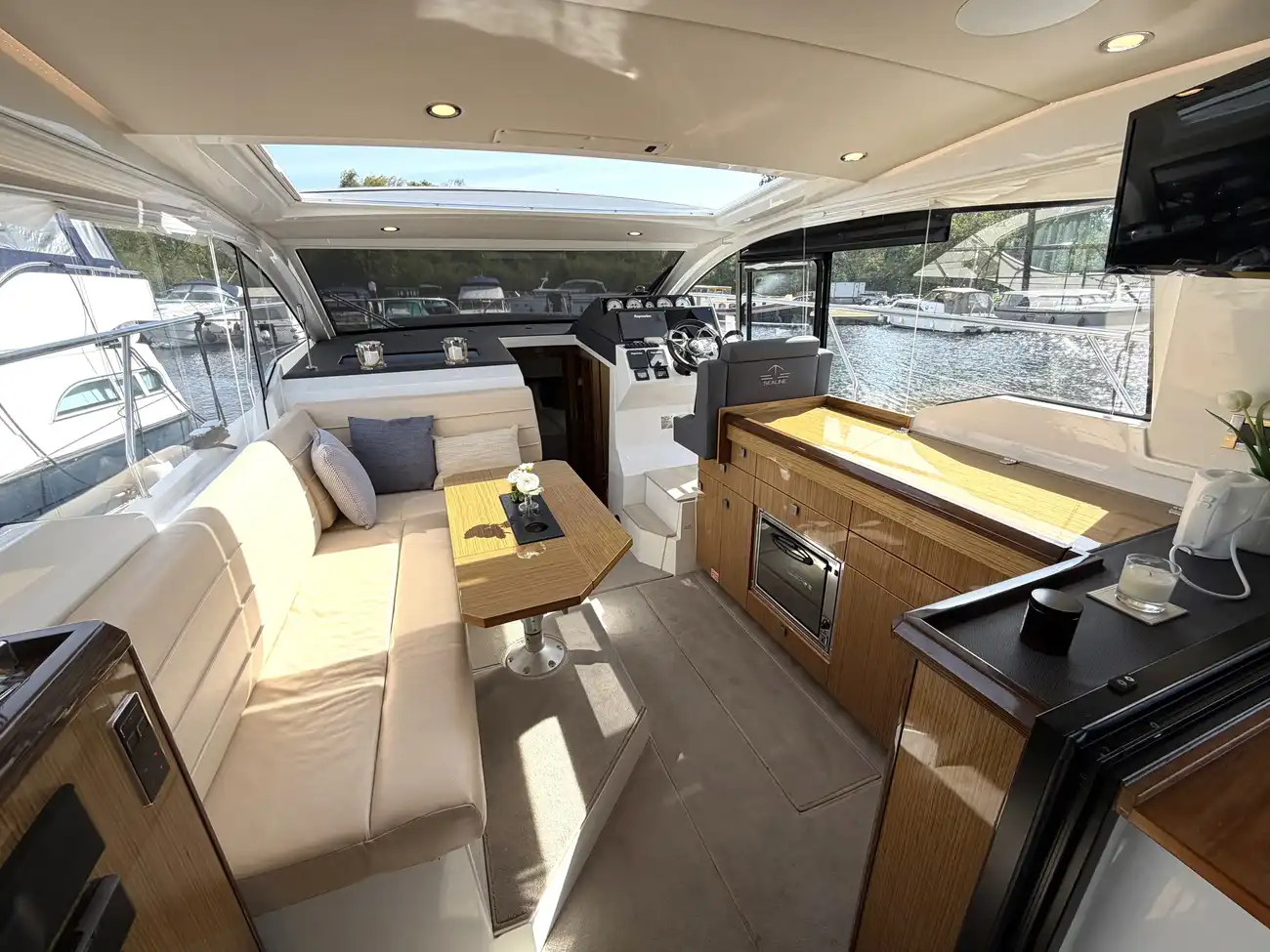 2017 Sealine C330 image 16