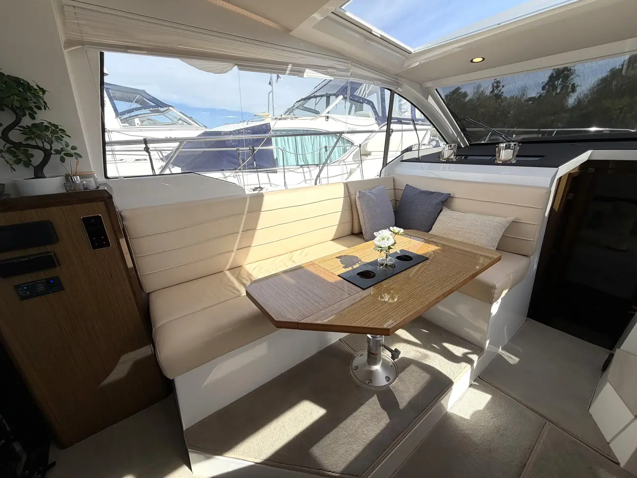 2017 Sealine C330 image 19