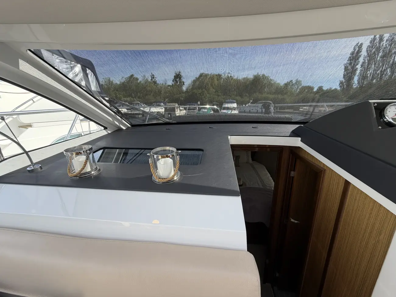 2017 Sealine C330 image 26