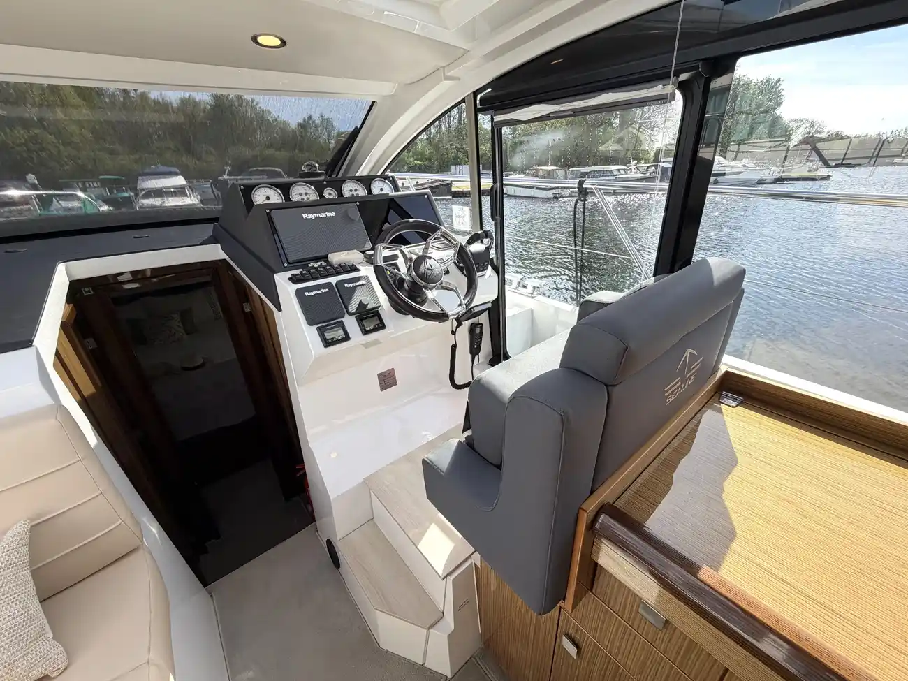 2017 Sealine C330 image 20