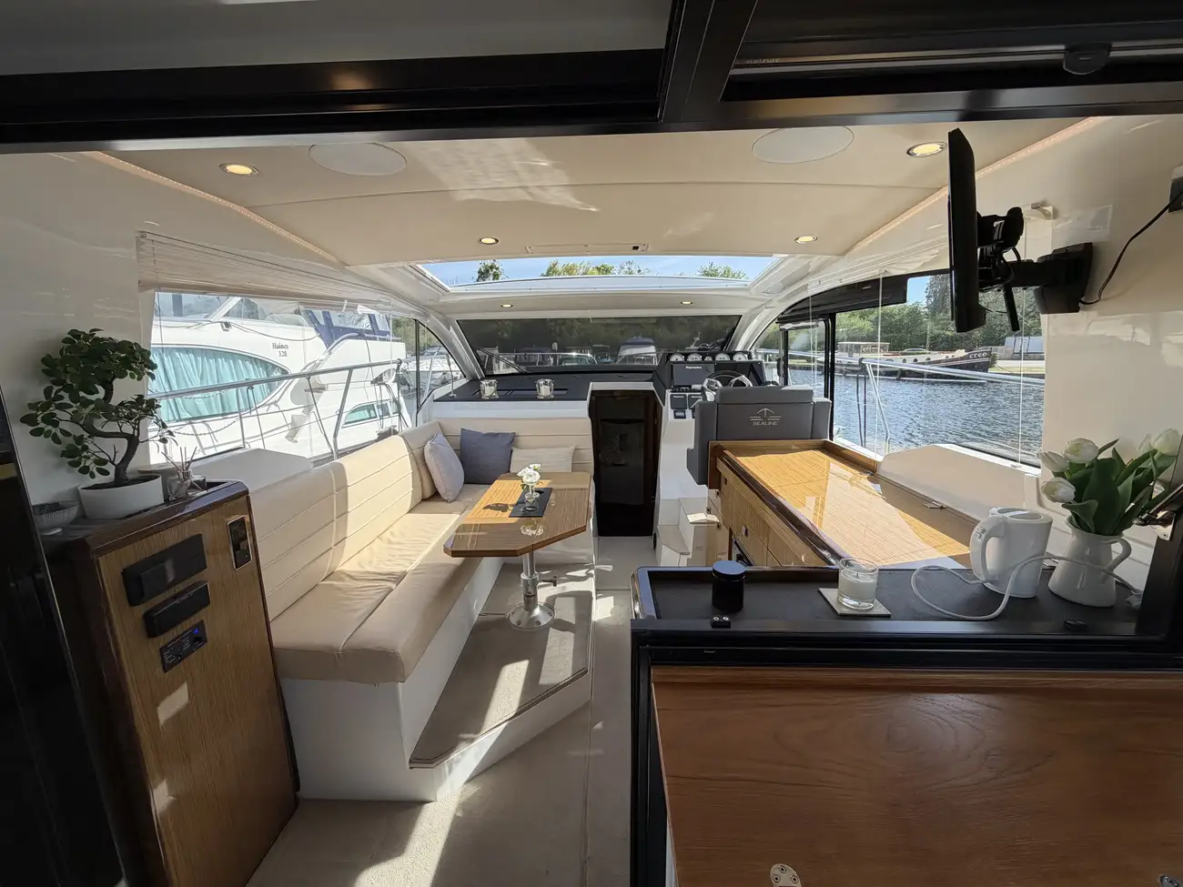 2017 Sealine C330 image 18
