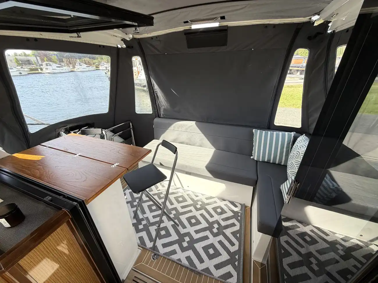 2017 Sealine C330 image 17