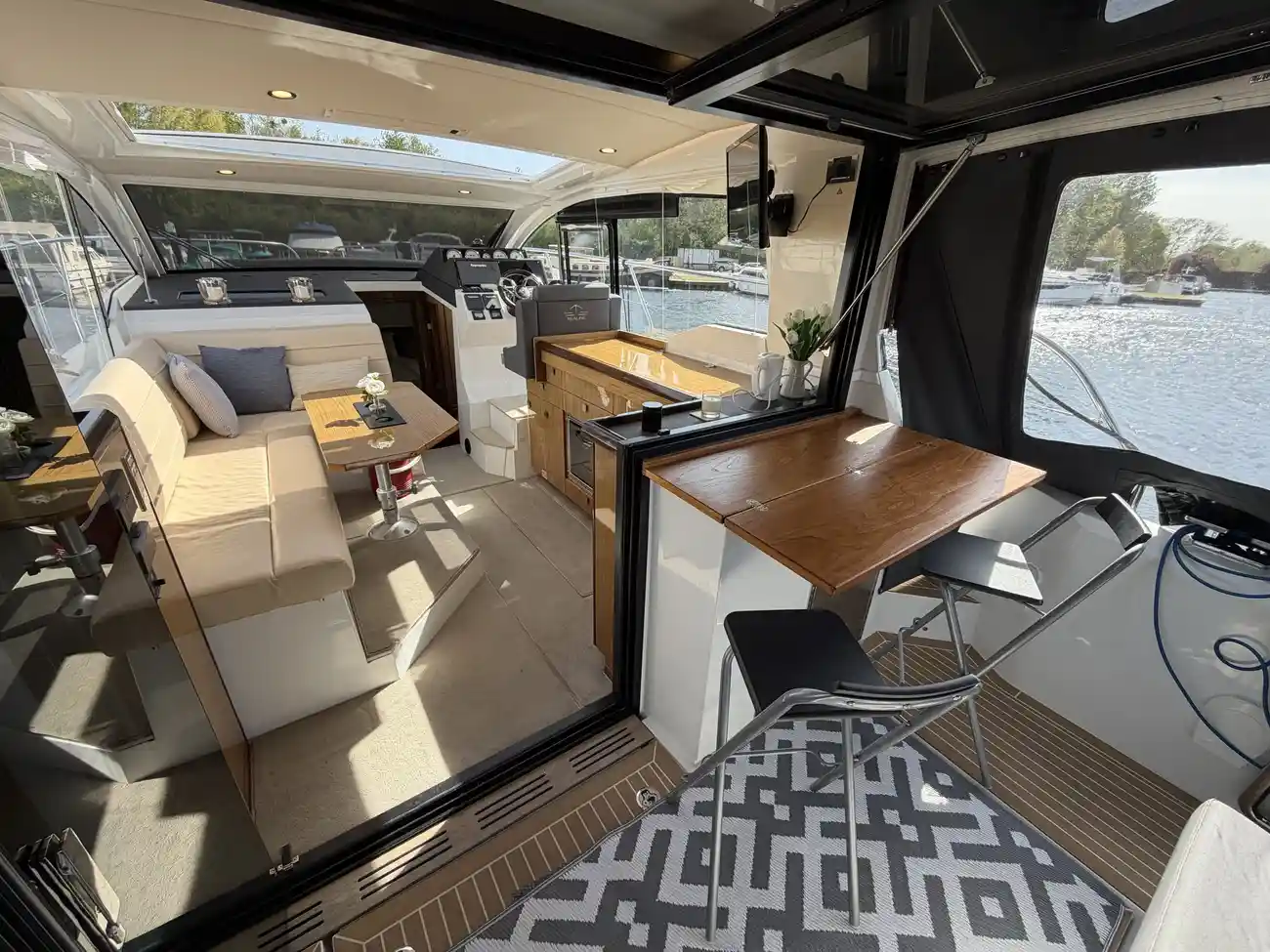 2017 Sealine C330 image 15