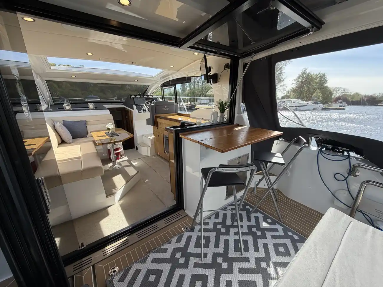 2017 Sealine C330 image 14