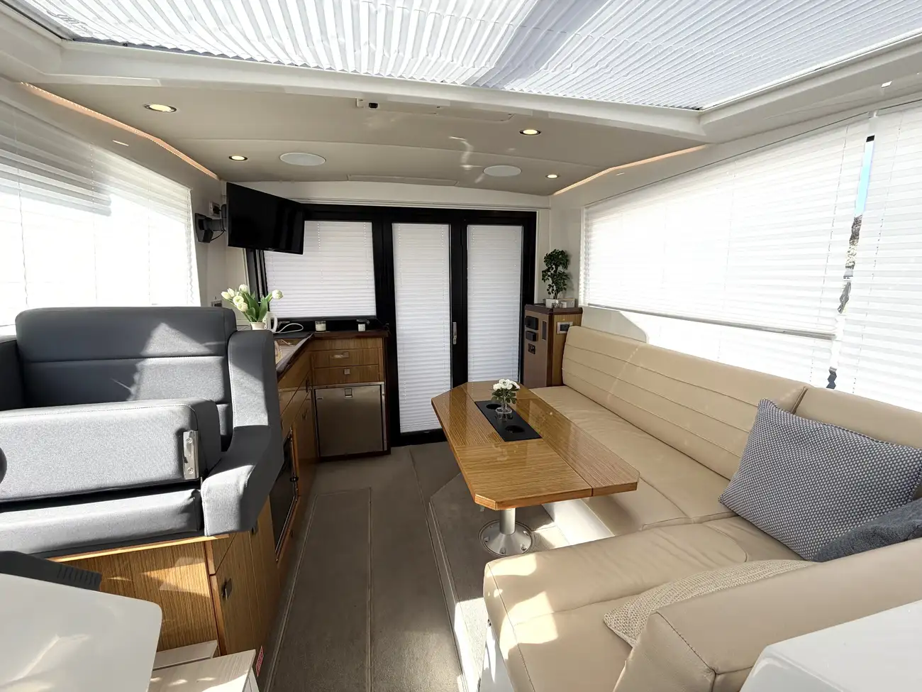 2017 Sealine C330 image 36