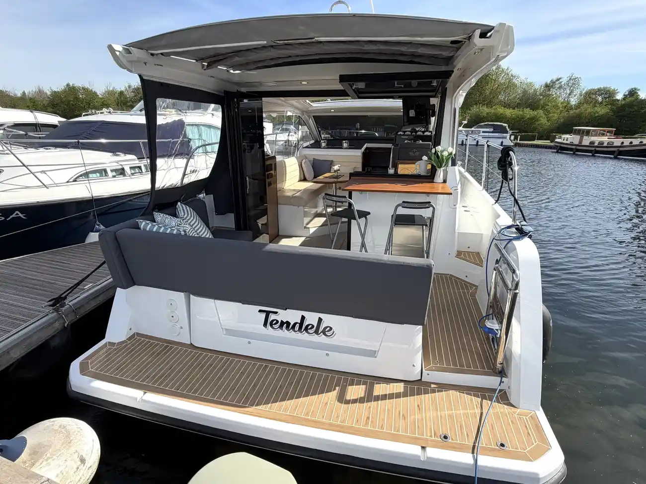 2017 Sealine C330 image 6