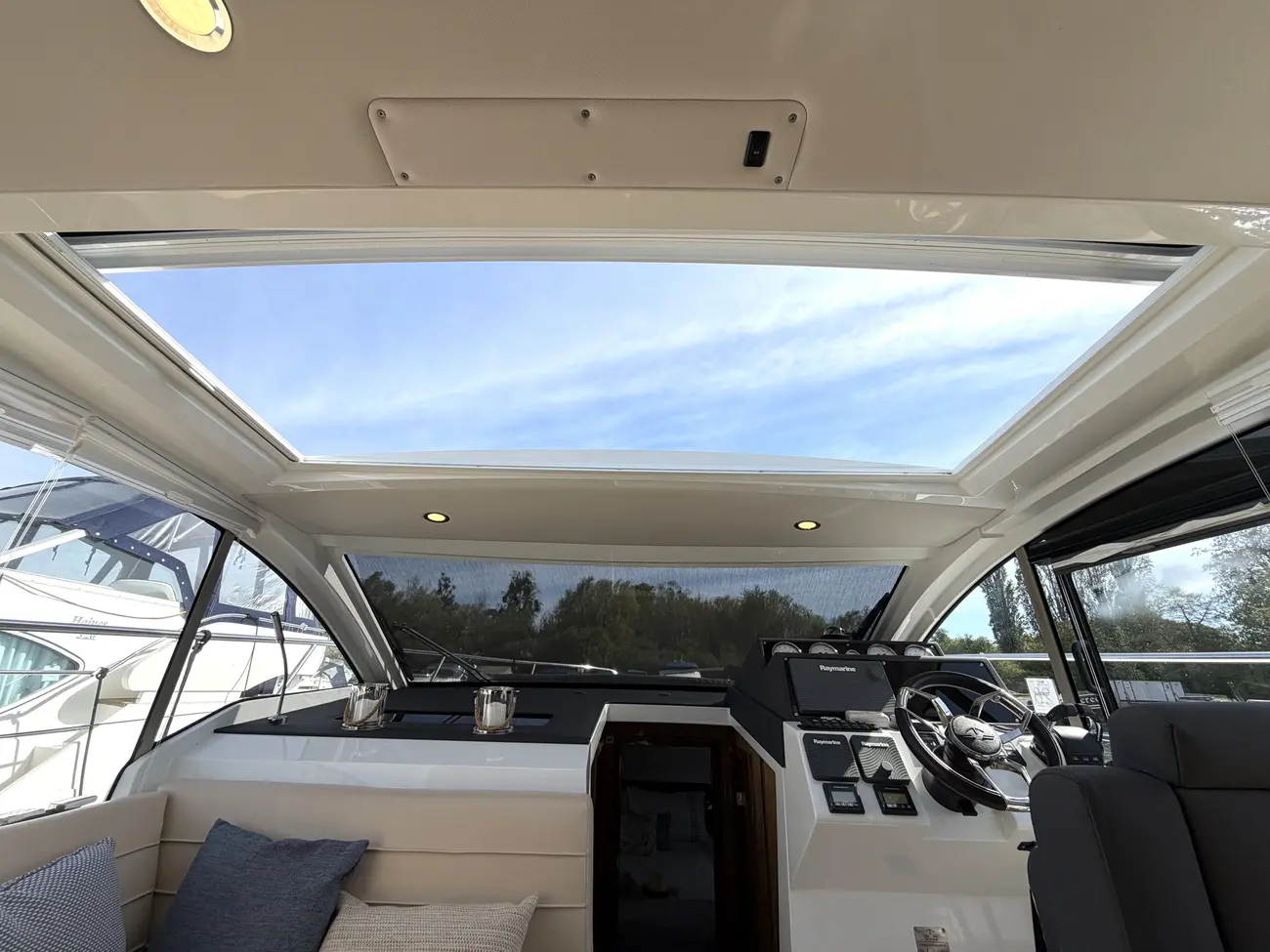 2017 Sealine C330 image 2